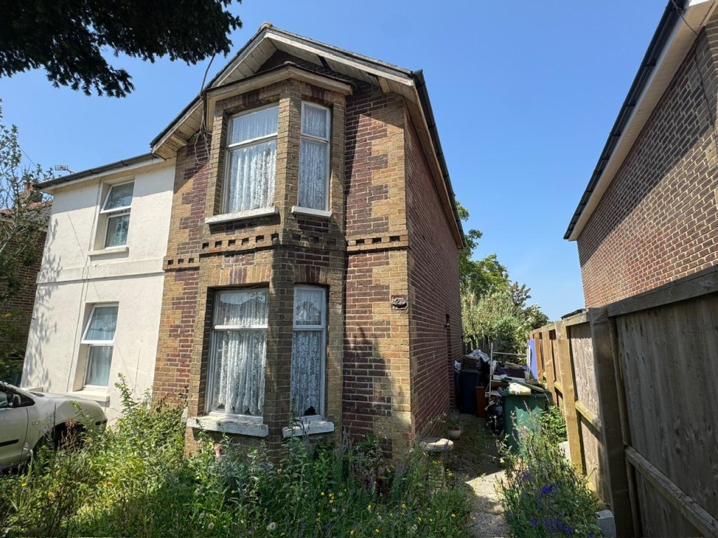 Lot: 141 - SEMI-DETACHED HOUSE FOR IMPROVEMENT - View of the front